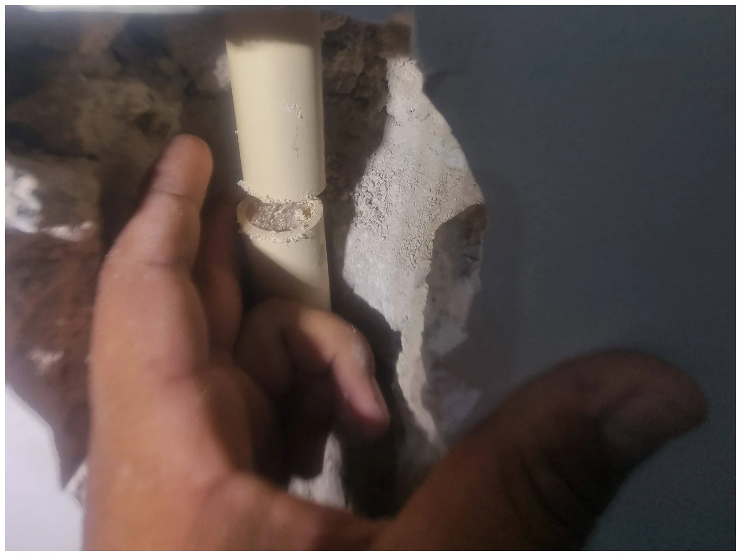 Tecnico haciendo Reparación de Fuga de Agua en Tepic Nay